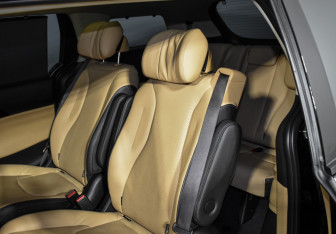 Подержанный автомобиль Kia Carnival 2021 года (15 фото)