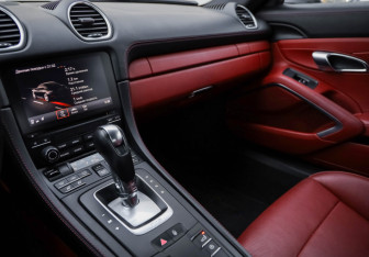 Подержанный автомобиль Porsche Cayman 2017 года (20 фото)