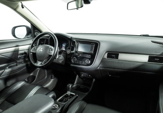 Подержанный автомобиль Mitsubishi Outlander 2012 года (9 фото)