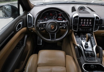 Подержанный автомобиль Porsche Cayenne 2017 года (12 фото)