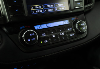 Подержанный автомобиль Toyota RAV4 2013 года (19 фото)