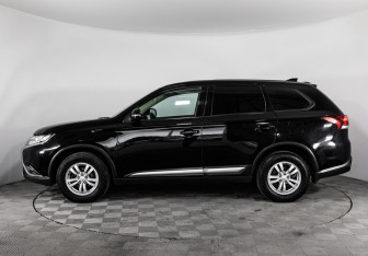 Подержанный автомобиль Mitsubishi Outlander 2018 года (8 фото)