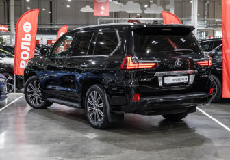 Подержанный автомобиль Lexus LX 2016 года (10 фото)