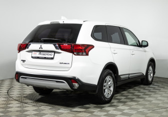 Подержанный автомобиль Mitsubishi Outlander 2019 года (5 фото)