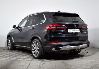 Подержанный автомобиль BMW X5 2019 года (7 фото)