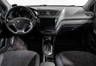 Подержанный автомобиль Kia Rio Hatchback 2015 года (14 фото)