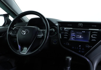 Подержанный автомобиль Toyota Camry Sedan 2019 года (11 фото)