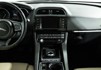 Подержанный автомобиль Jaguar F-Pace 2017 года (14 фото)