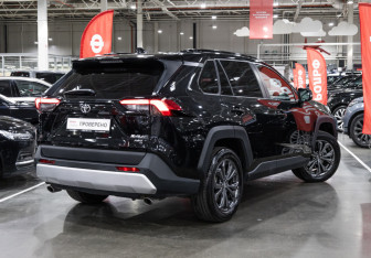 Подержанный автомобиль Toyota RAV4 2025 года (8 фото)