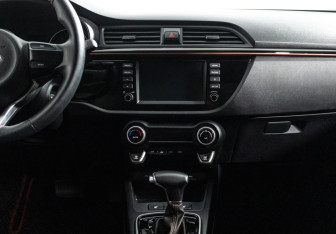 Подержанный автомобиль Kia Rio Hatchback 2020 года (14 фото)