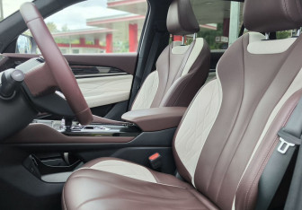 Подержанный автомобиль Geely Monjaro 2023 года (18 фото)