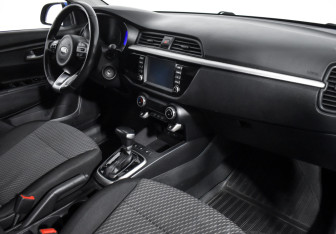 Подержанный автомобиль Kia Rio Sedan 2017 года (13 фото)