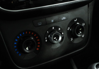 Подержанный автомобиль Fiat Punto Hatchback 2012 года (15 фото)