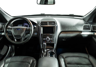 Подержанный автомобиль Ford Explorer 2018 года (13 фото)