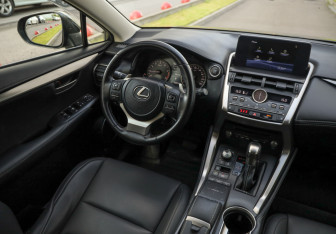 Подержанный автомобиль Lexus NX 2021 года (10 фото)