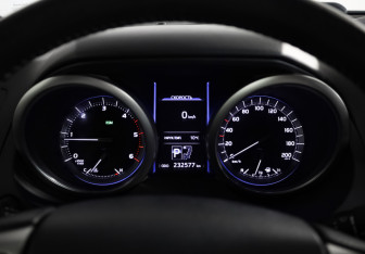 Подержанный автомобиль Toyota Land Cruiser Prado 2016 года (12 фото)