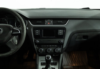 Подержанный автомобиль Skoda Octavia Liftback 2015 года (14 фото)