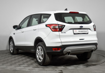Подержанный автомобиль Ford Kuga 2018 года (7 фото)