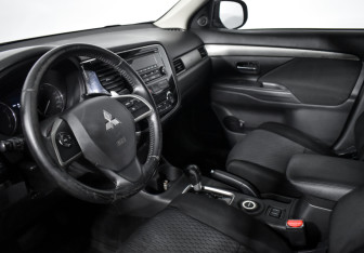 Подержанный автомобиль Mitsubishi Outlander 2013 года (9 фото)