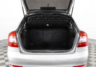 Подержанный автомобиль Skoda Octavia Liftback 2010 года (17 фото)