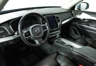 Подержанный автомобиль Volvo XC90 2019 года (11 фото)