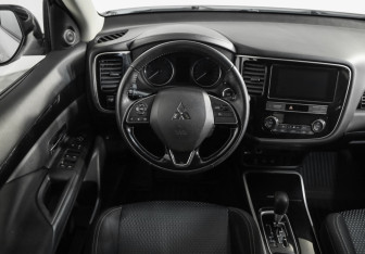 Подержанный автомобиль Mitsubishi Outlander 2019 года (11 фото)