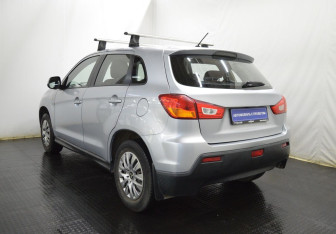 Подержанный автомобиль Mitsubishi ASX 2010 года (7 фото)