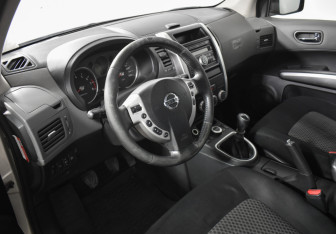 Подержанный автомобиль Nissan X-Trail 2008 года (9 фото)