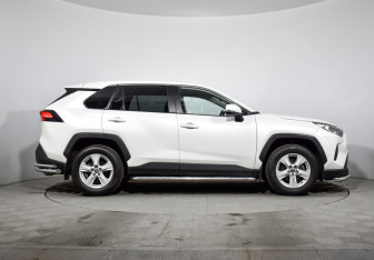 Подержанный автомобиль Toyota RAV4 2020 года (4 фото)