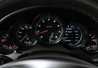 Подержанный автомобиль Porsche Cayenne 2011 года (12 фото)