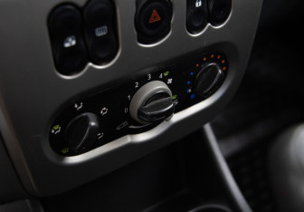 Подержанный автомобиль Renault Logan Sedan 2012 года (13 фото)