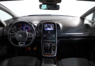 Подержанный автомобиль Renault Scenic 2018 года (8 фото)