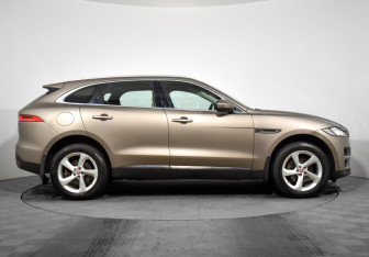 Подержанный автомобиль Jaguar F-Pace 2016 года (4 фото)