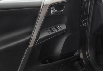Подержанный автомобиль Toyota RAV4 2015 года (18 фото)