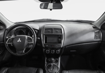 Подержанный автомобиль Mitsubishi ASX 2013 года (10 фото)
