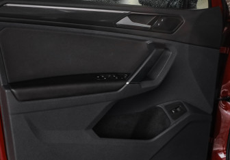 Подержанный автомобиль Volkswagen Tiguan 2017 года (22 фото)