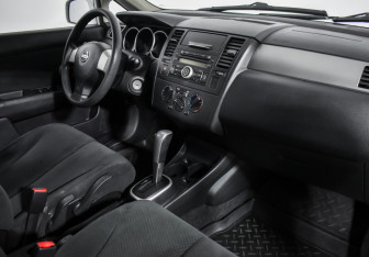 Подержанный автомобиль Nissan Tiida Hatchback 2012 года (13 фото)
