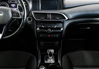 Подержанный автомобиль Infiniti Q30 2017 года (16 фото)