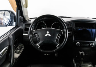 Подержанный автомобиль Mitsubishi Pajero 2012 года (11 фото)