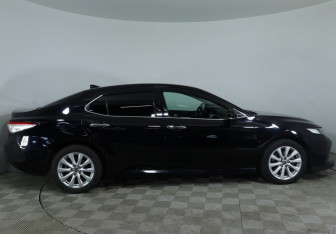 Подержанный автомобиль Toyota Camry Sedan 2019 года (8 фото)