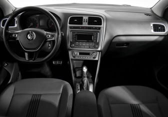 Подержанный автомобиль Volkswagen Polo Sedan 2017 года (14 фото)