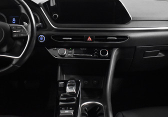 Подержанный автомобиль Hyundai Sonata 2020 года (18 фото)