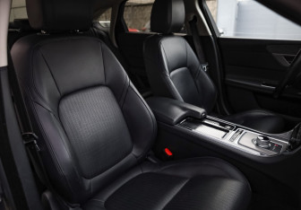 Подержанный автомобиль Jaguar XF Sedan 2016 года (28 фото)