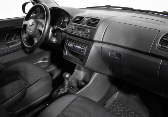 Подержанный автомобиль Skoda Fabia Hatchback 2011 года (12 фото)