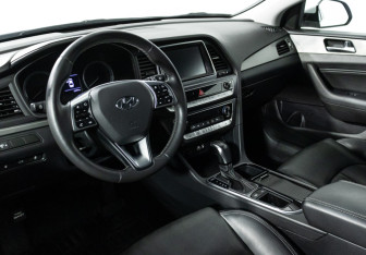 Подержанный автомобиль Hyundai Sonata 2019 года (11 фото)