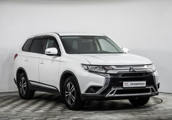 Подержанный автомобиль Mitsubishi Outlander 2019 года (3 фото)