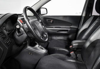 Подержанный автомобиль Hyundai Tucson 2007 года (10 фото)