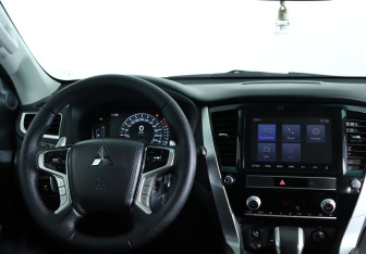 Подержанный автомобиль Mitsubishi Montero Sport 2022 года (13 фото)