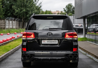 Подержанный автомобиль Toyota Land Cruiser Suv 2020 года (7 фото)
