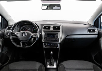Подержанный автомобиль Volkswagen Polo Sedan 2015 года (10 фото)